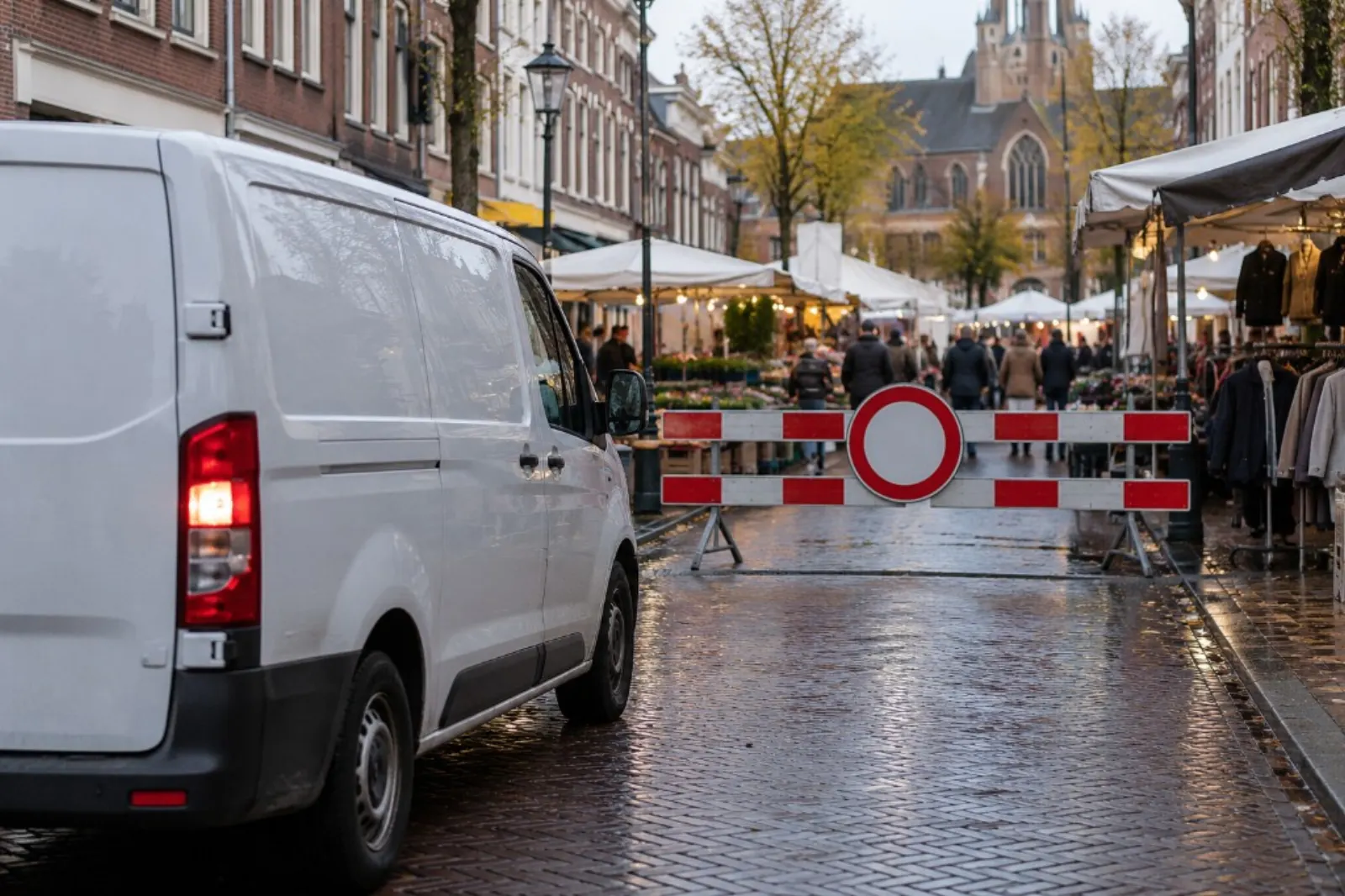 Bestelbus voor een afgesloten straat met een markt en verbodsbord